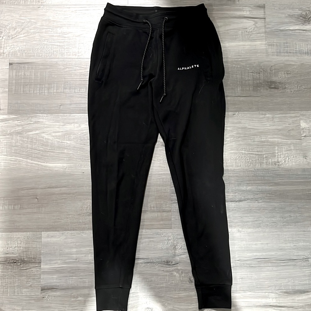 Women’s black alphalete sweat pants. Fitted on the bottom. Size small.